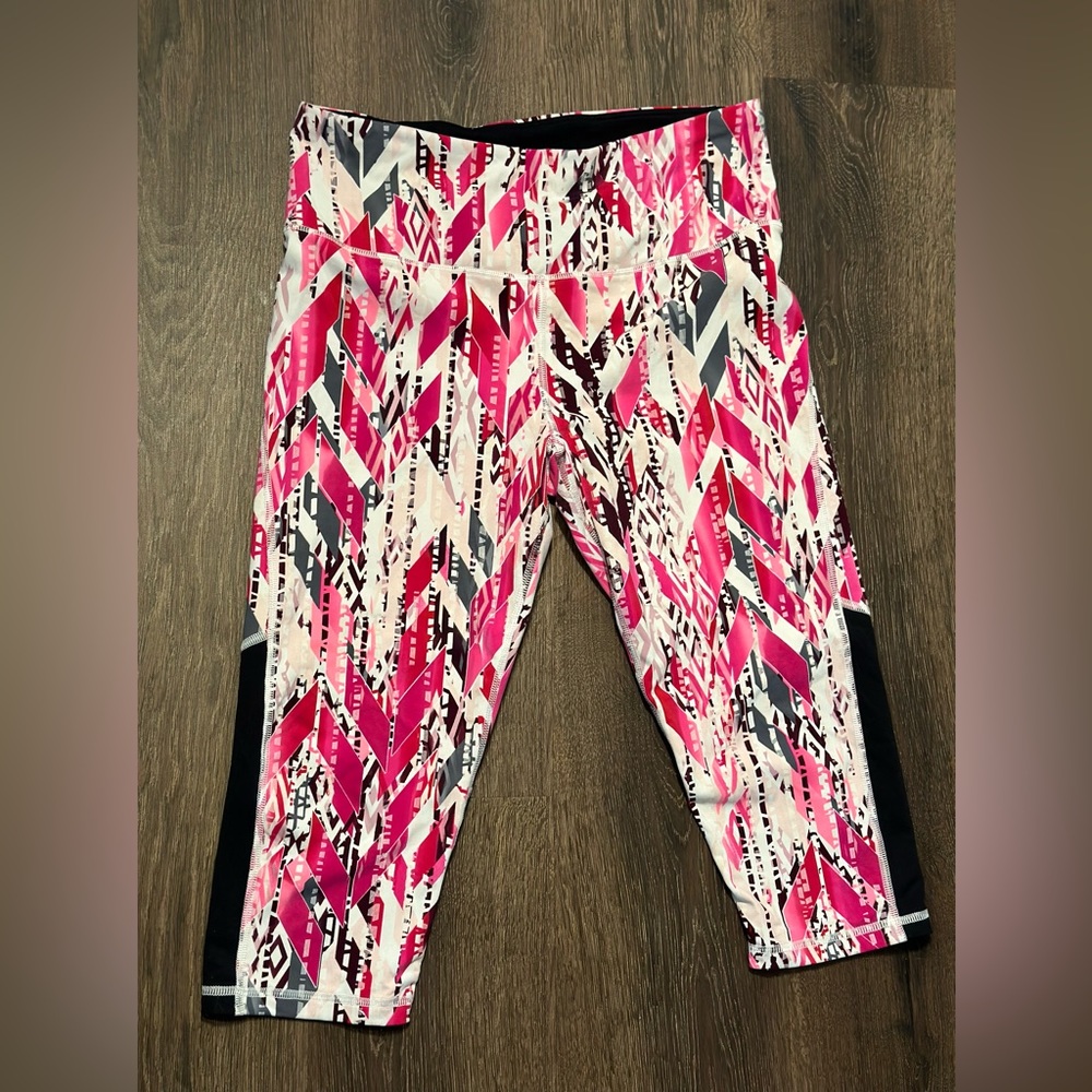 Victoria secret pink and black VSX Sport Knockout legging capri crop size M